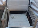 une chaise posée sur une terrasse et recouverte d'une housse
