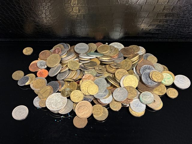 Lot de pièces de monnaies étrangères ou démonétisées