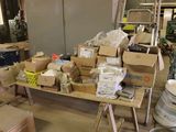 une multitude de cartons empilés sur une table dans une pièce