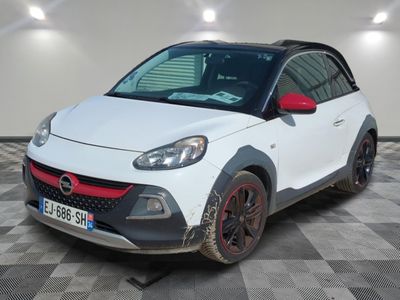 la photo d'une petite voiture blanche garée dans un garage