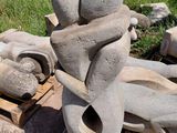 une statue représentant un homme et une femme assis sur une palette