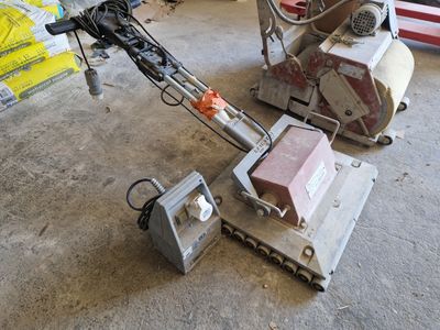 une machine posée au sol à côté d'autres machines