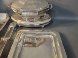 une multitude d'assiettes et de couverts en argent sur une table