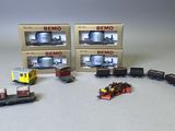 Plusieurs petits trains sont posés les uns à côté des autres sur une table.