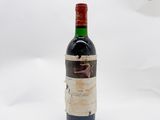 une bouteille de vin posée sur une table