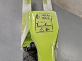un gros plan d'un chariot élévateur sur lequel est accrochée une pancarte