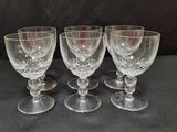quatre verres à vin transparents posés sur une table noire