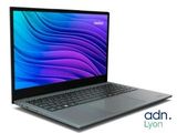 l'ordinateur portable est ouvert sur une surface blanche avec un fond bleu