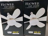 deux boîtes de lumières en forme d'éventail de fleurs posées l'une à côté de l'autre sur une table