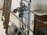 une échelle adossée au mur d'une pièce