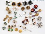 un assortiment de broches et de boucles d'oreilles variées, disposées sur un fond blanc