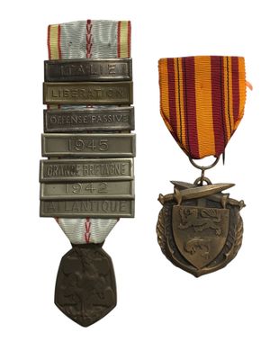 deux médailles et une médaille sur fond blanc avec un fond blanc