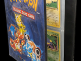 Jeu de cartes à collectionner Pokémon présenté dans un étui sur fond noir