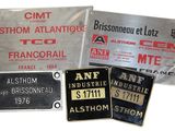 Trois types différents de plaques métalliques sont exposés sur une surface blanche