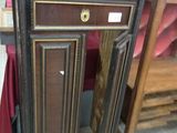 une armoire en bois munie d'une porte sur le dessus