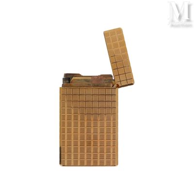 un briquet posé sur une table