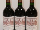 trois bouteilles de vin rouge sont alignées sur une table
