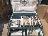 une boîte contenant un tas d'argenterie
