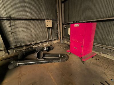 un réfrigérateur rouge et des tuyaux dans une pièce où se trouve une armoire rouge