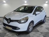 La voiture blanche est garée sur le sol à damier du garage.