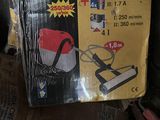 une boîte posée sur une pile de boîtes