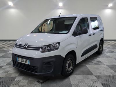 la camionnette blanche est garée sur le sol en damier d'une pièce