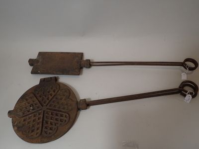 paire de grilles de cheminée anciennes en fonte et en fonte en fonte en fonte en fonte en fonte en fonte