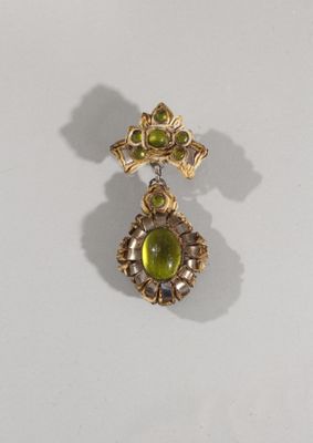 gros plan d'une paire de boucles d'oreilles sur une surface blanche