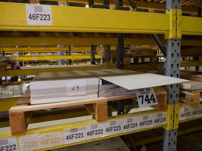 beaucoup de cartons sur les étagères de l'entrepôt