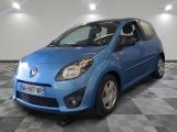 la petite voiture bleue est garée dans le garage sur un sol en damier