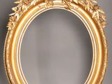 un miroir ovale doré orné de feuilles sur le pourtour