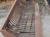 un banc en métal rouillé posé sur le trottoir