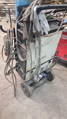 un chariot chargé de nombreux outils dans le garage