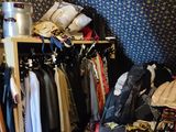un placard contenant des vêtements et d'autres objets