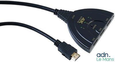 un gros plan d'un câble USB branché à un ordinateur
