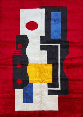 un tapis rouge orné de motifs noirs, jaunes, bleus et rouges