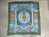 une photo d'un foulard carré orné d'un motif