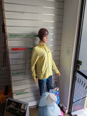 un mannequin représentant un homme debout devant une fenêtre