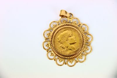 l'image d'un gros plan d'une pièce d'or sur une surface blanche