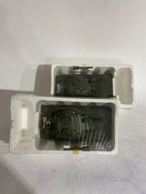 deux petites voitures dans une boîte posée sur une table