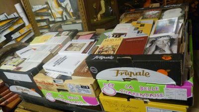 de nombreuses boîtes de nourriture posées sur une table dans un magasin