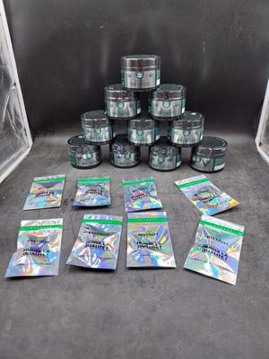 plein de boîtes de conserve par terre