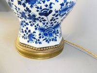 Vase en faïence de Delft, à décor floral bleu sur fond blanc… (photo 6)