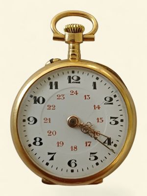 gros plan d'une montre de poche en or sur fond blanc