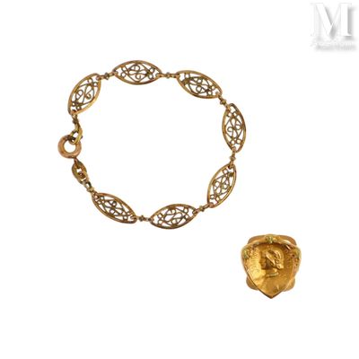 deux bracelets en or et une bague en or sur fond blanc