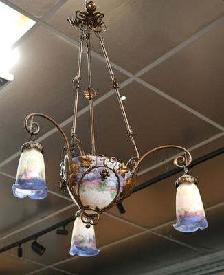 un lustre suspendu au plafond d'un magasin