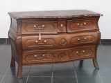 une commode en bois avec un plateau en marbre