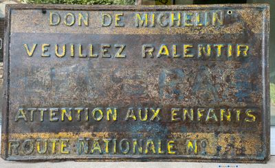une plaque apposée sur le mur d'un immeuble sur laquelle on peut lire « don't michael veillez palentr attention aux »