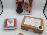une boîte contenant divers objets posée sur une table à côté d'une paire de ciseaux