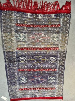 une photo d'un tapis accroché au mur